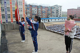 母亲节学生与家长共同升国旗.JPG